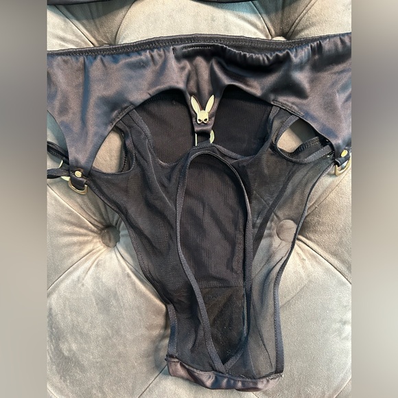 Lingerie set of 2 is from Honey Birdette, bold and luxurious design - Picture 10 of 11